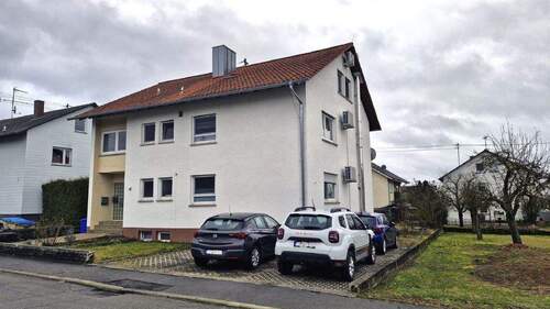 Außenansicht - Dreifamilienhaus mit Garten, Garage und drei Stellplätzen