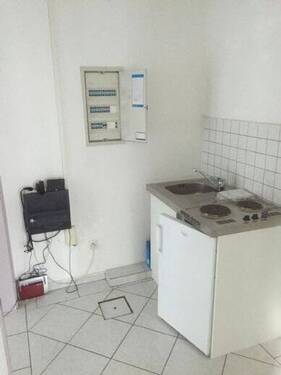 Pantryküche mit Spüle, Kühlschrank und Herd - 