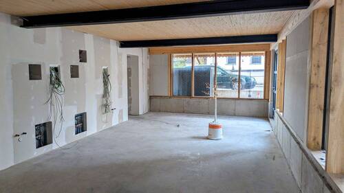 Ladenfläche - Ihre Vision auf 65 m²: Zentrales Erstbezug-Ladenlokal mit großen Schaufenstern und flexiblem Innenausbau