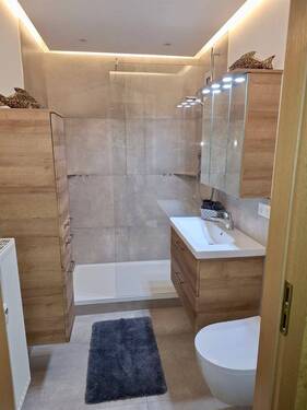 Bad mit bodenebener Dusche - 
