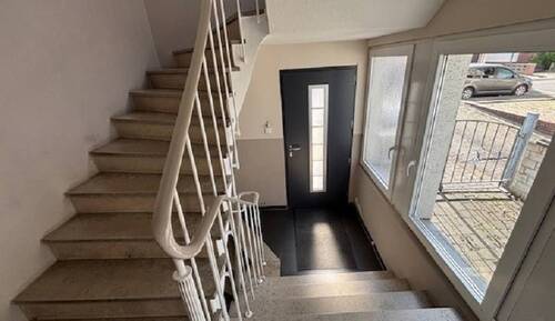 Treppenhaus + Eingang - 