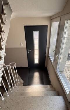 Eingang und Treppenhaus - 