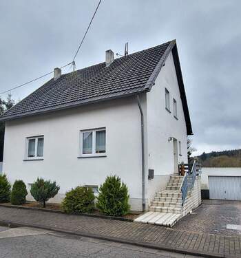 Freistehendes Haus mit Platz in Bachem - FREISTEHENDES GEPFLEGTES EINFAMILIENHAUS MIT ZWEI GARAGEN UND GARTEN IN LOSHEIM AM SEE-BACHEM