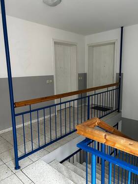 Treppenhaus / Zugang zur Wohnung - 3 Zimmer Etagenwohnung zur Miete in Königsbrück