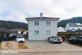 Hausansicht - Familienparadies mit Weitblick - Ihr neues Zuhause im Grünen