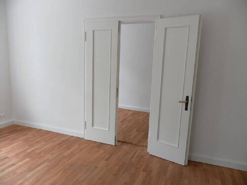  Durchgang zum Arbeits. o. Kinderzimmer - +++ SCHÖNES FAMILIEN-NEST MIT ECHTHOLZPARKETT UND BALKON DIREKT AM SCHLOßTEICH +++