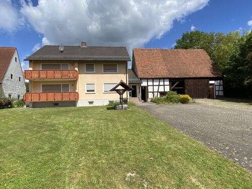 Blick von der Straße aus - Zweifamilienhaus mit Scheune und großem Grundstück, sofort verfügbar!