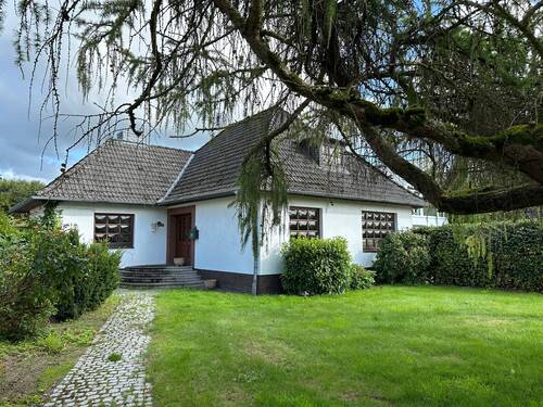 Front.jpg - COURTAGEFREI!! Charmanter Bungalow mit ausgebautem Dachgeschoss, Keller, großem Garten und Garage – ca. 733 m² Grundstücksfläche, optional erweiterbar