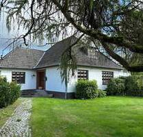 COURTAGEFREI!! Charmanter Bungalow mit ausgebautem Dachgeschoss, Keller, großem Garten und Garage – ca. 733 m² Grundstücksfläche, optional erweiterbar - Elmenhorst