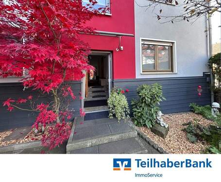 2392Titel_THB - Geräumiges Zweifamilienhaus mit überdachter Terrasse, Scheune uvm.