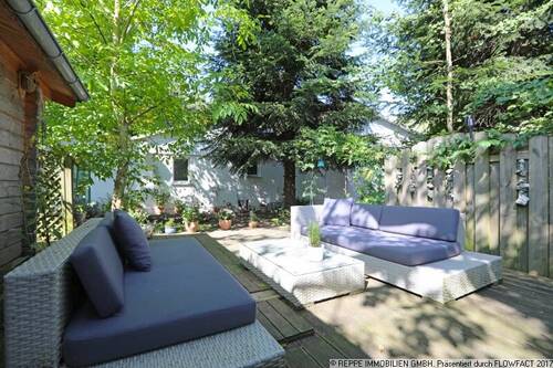 Sitzecke neben Gartenlaube - 