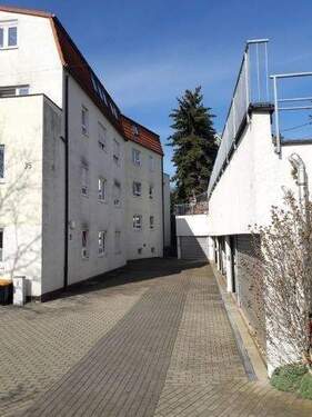 Hausansicht mit Doppelparkern - 2 Zimmer Etagenwohnung in Freital