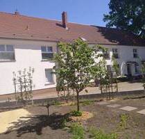 Jede Menge Potential: Mehrfamilienhaus mit Grundstück und Gewerbeanteil - Berlin Blankenburg