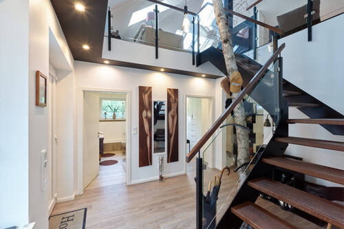 Eingangsbereich mit Treppe ins OG - 5 Zimmer Bungalow in Buchholz
