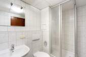 Badezimmer mit Dusche - 