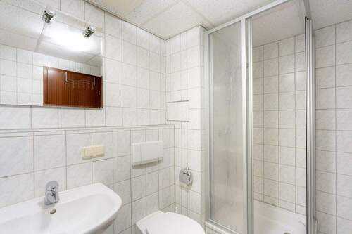 Badezimmer mit Dusche - 