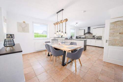 offene Küche - 4 Zimmer Mehrfamilienhaus, Wohnhaus in Toppenstedt