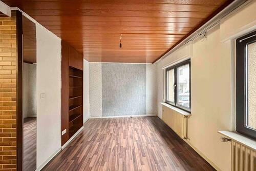 Wohnzimmer - Bezugsfreie 2-Zimmer-Eigentumswohnung in Dreifamilienhaus in Hürth - Efferen