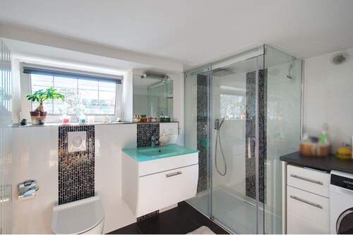 Weiteres modernes Badezimmer mit bodengleicher Dusche - 