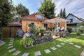 Terrasse mit lichtdurchlässiger Teilüberdachung - 4 Zimmer Einfamilienhaus zum Kaufen in Berlin