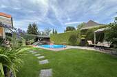Gepflegter Garten mit Ruhebereich und überdachtem Pool - 