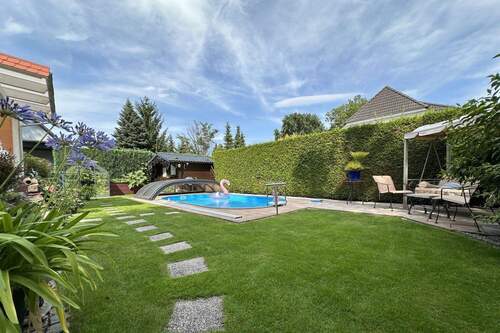 Gepflegter Garten mit Ruhebereich und überdachtem Pool - 