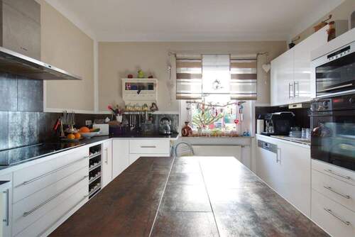 Moderne Küche mit Kücheninsel - 