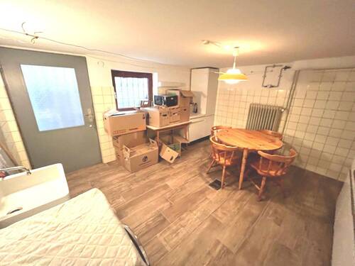 Kellerraum mit Dusche und Ausgang zum Garten - 