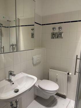 Badezimmer 1 - Etagenwohnung mit 24,00 m&sup2; in Berlin zum Kaufen