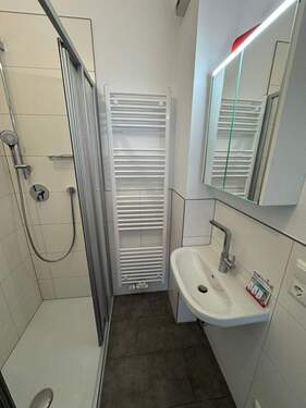 Bad EG.jpeg - 1 Zimmer Etagenwohnung in Meerane