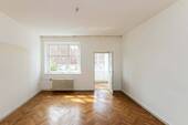 Wohnzimmer IST Zustand.jpg - Helle 3-Zi-Altbauwohnung mit Wintergarten in Schöneberg mit viel Potenzial