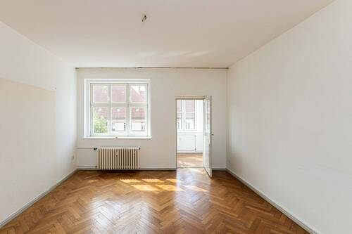 Wohnzimmer IST Zustand.jpg - Helle 3-Zi-Altbauwohnung mit Wintergarten in Schöneberg mit viel Potenzial