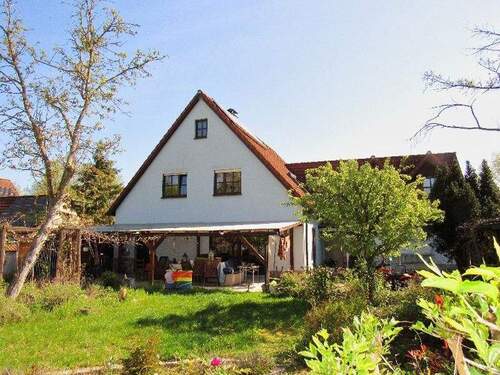 Rückseite vom Haus mit Blick auf der Terrasse - 