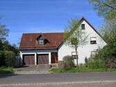 Bild 1 - Großes Einfamilienhaus mit Doppelgarage und eingewachsen Garten