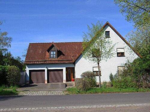 Bild 1 - Großes Einfamilienhaus mit Doppelgarage und eingewachsen Garten