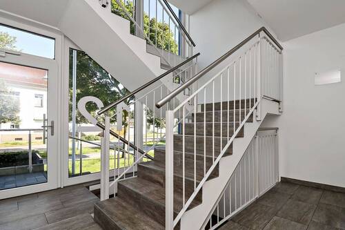 Treppenhaus im Eingangsbereich - 