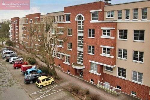 Gebäudevorderseite - Traumwohnung mit 2 Garagen - 329.000,00&nbsp;EUR Kaufpreis, ca.&nbsp; 95,10&nbsp;m&sup2;&nbsp;Wohnfl&auml;che