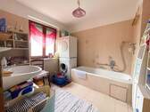 Badezimmer mit Fenster.jpg - Etagenwohnung mit 77,50 m&sup2; in Altötting zum Kaufen