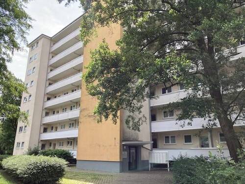 Blick auf den Hauseingang des weißen Hauses Glaseingangstür und Laubengängen - 16004720216'2-Zimmer-Wohnung Neuss - 2. OG, zentral & ruhig'