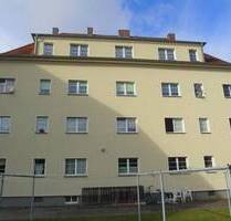 Wird noch renoviert: Kleine 3-Zimmer-Dachwohnung mit neuem Laminatboden und Bad mit Dusche - Bischofswerda