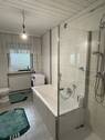 Bad mit Badewanne und Dusche im OG - 