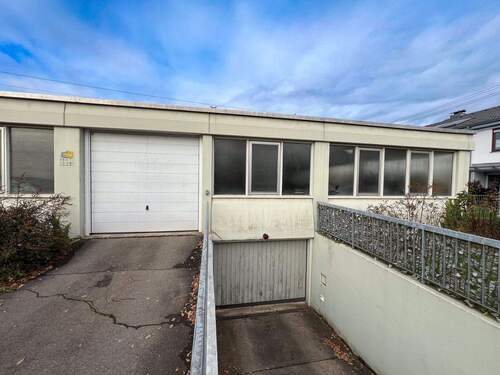 Einfahrt - Garage, Stellplatz zum Kaufen in Maulburg