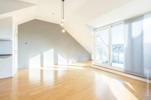 Charmante Dachgeschoss-Wohnung - 2 Zimmer Etagenwohnung zum Kaufen in München