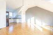 Lichtdurchfluteter Wohnbereich - 2 Zimmer Etagenwohnung in München