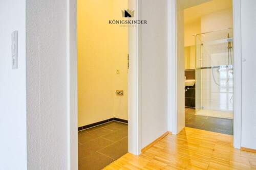 Abstellraum und Eingang ins Badezimmer - 