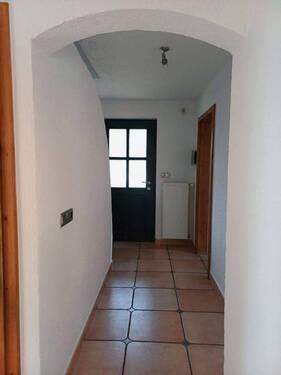 Flur und seilich ein Arbeitszimmer - 