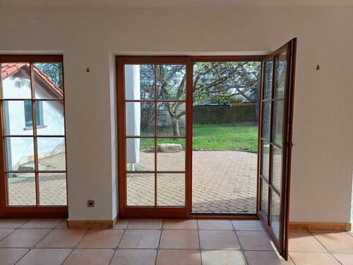 großer Wohnbereich mit Zugang zur Terrasse - 