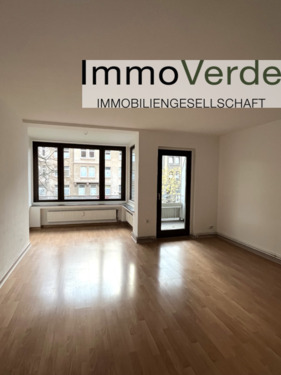 Titelbild Wohnzimmer - 3-Zimmer-WG für Studierende - Uni-nah & sofort frei