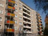 Rückansicht eines mehrgeschossigen Wohnhauses mit Loggien - Praktische 3-Zimmer-Wohnung mit Loggia