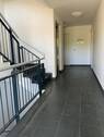 Blick Eingang in das weiße Treppenhaus grauen Treppenstufen und grauem Treppengeländer - 2 Zimmer Etagenwohnung zur Miete in Meerbusch